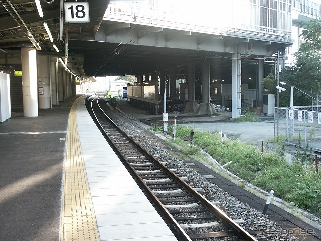 新大阪駅の旧17・18番線ホーム(左)と、ホーム増設用のスペース(右)。現在は増設用スペースに17・18番線ホームが設置されている。12月8日からは旧17・18番線ホームが新しい15・16番線ホームになる。