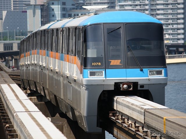 東京モノレールは2014年元旦に「初日の出号」を運転。写真は1000系電車