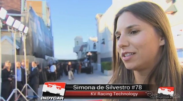 シモーナ・デ・シルベストロのインタビュー(動画キャプチャ)