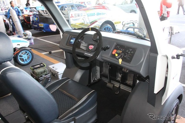 3人乗りEVの運転席