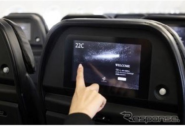 シート埋め込み型の薄型タッチパネル式液晶モニターを採用