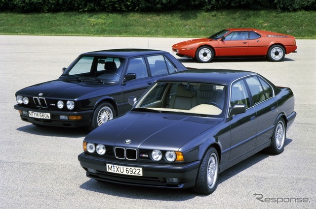 2代目BMW M5(E34型、手前)と初代BMW M5(E28型)、そしてBMW M1