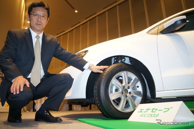住友ゴム工業は低燃費性能に加えて長持ち性能を向上させたダンロップ『エナセーブ EC203』を発表(写真:住友ゴム工業タイヤ技術本部長の西実氏)