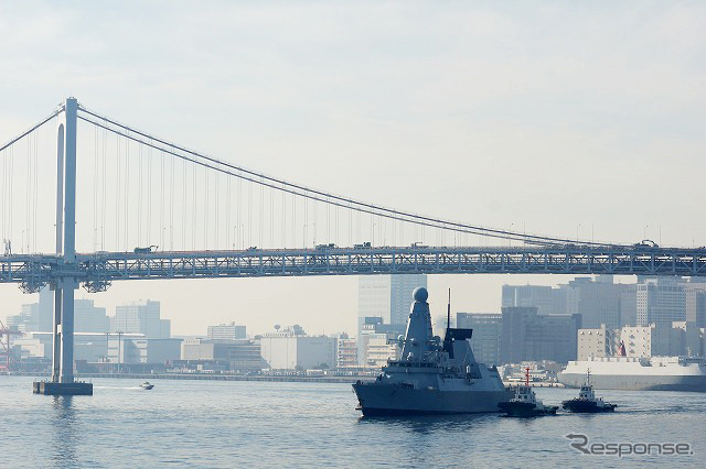 HMSデアリング、レインボーブリッジ下を通り抜けて東京港へ。