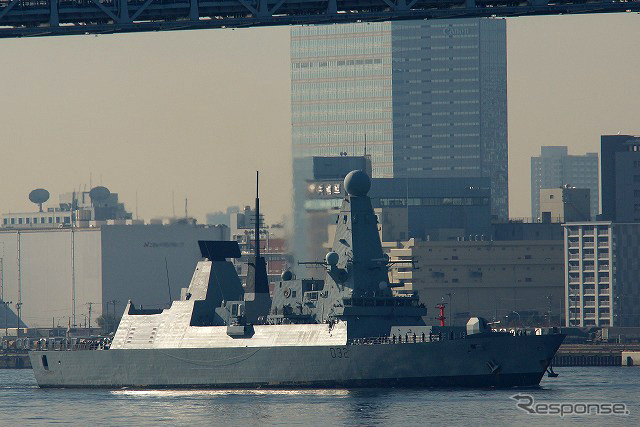 特徴あるスタイル。艦橋上部の多機能レーダーが目立つ。