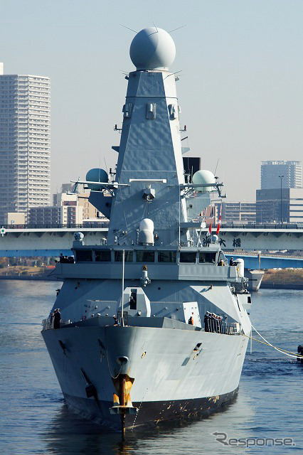 正面から見るとサンプソン多機能レーダーの載った艦橋が際立つ。