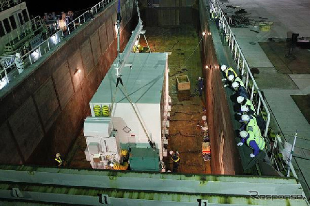種子島の島間港での水上げ