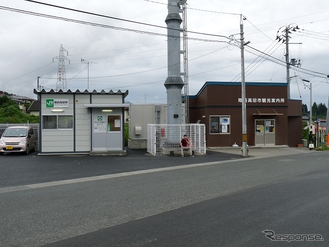 大船渡線BRTの陸前高田駅(左)。陸前高田市仮庁舎付近に仮設の駅舎が設置されている。