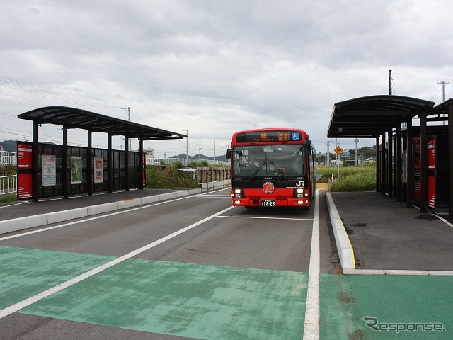 専用道が整備された大船渡駅で発車を待つ盛行きのバス。