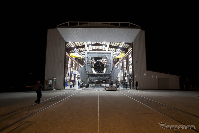 SES-8衛星打ち上げに向けて格納庫からロールアウトするFalcon9改良型ロケット