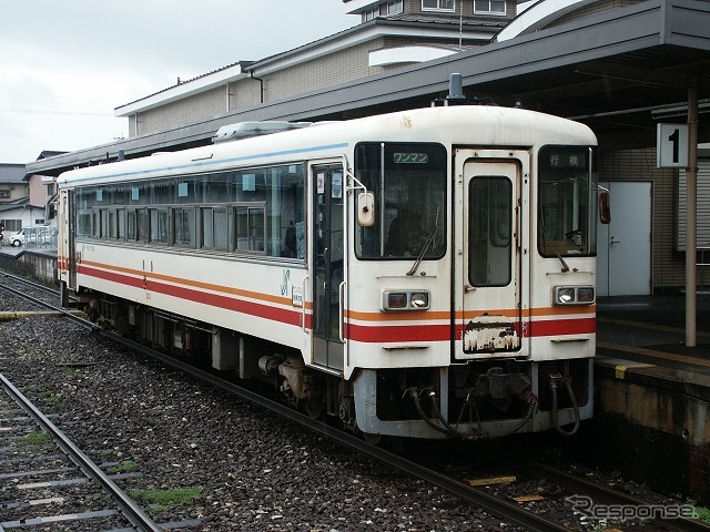 ミャンマーの鉄道は施設の老朽化が著しく、近年は日本の中古気動車の導入が続いている。写真は平成筑豊鉄道で運用されていた300形303号。2010年に運転を終了し、翌2011年にミャンマーに譲渡された。