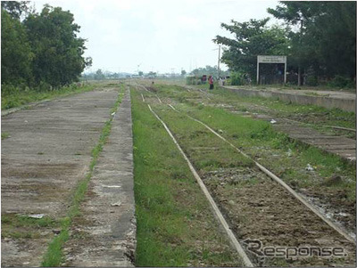 上下に波打った状態のミャンマーの鉄道線路。同国の鉄道は施設の老朽化が著しい。