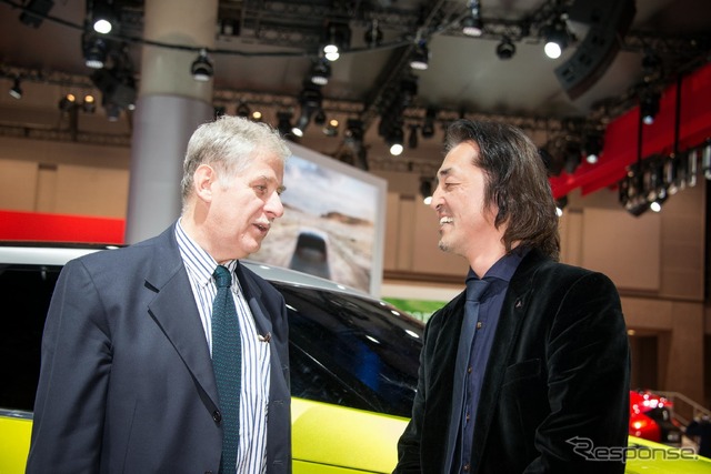 エンリコ・フミア氏(左)と三菱自動車 デザイン部長 松原雅樹氏(右)
