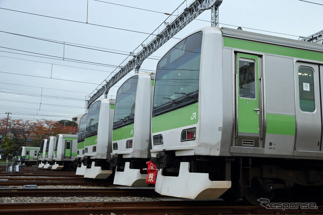 12月17日に発売される写真集「車両基地 山手線」の収録写真。東京総合車両センターに並ぶ山手線電車