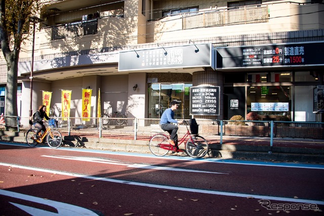 北浦和駅から埼玉大学方面へ伸びる埼大通りには自転車専用レーンを用意