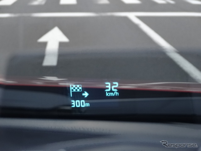 「アクティブ・ド等ビング･システム」は、車速の他、分岐点での進行方向、車線ガイドを表示