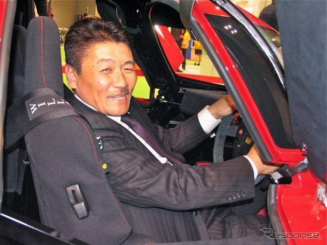 コックピットに収まる池谷信二社長。社員と一丸となって、シームレストランスミッションとこのマシンの開発にあたった