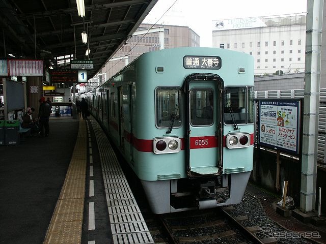 西鉄天神大牟田線の列車。「天神知っトクきっぷ」を使うと最大20％の割引になる。