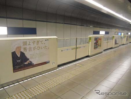 福岡空港駅のホームドアも黒田官兵衛を紹介するステッカーで装飾された。