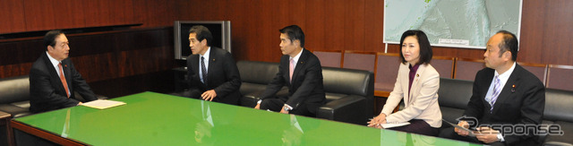 太田国交相に要望を申し入れた自民党オートバイ議連。左から太田明宏国交相、逢沢一郎会長、今村雅弘幹事長、三原じゅん子事務局長、宮沢ひろゆき事務局次長(12月4日・国交省)