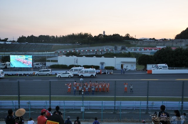 レース後、マーシャルらがグランドスタンド前に集まって、観客に手を振って挨拶した