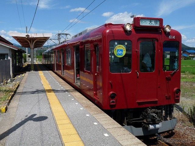 揖斐駅で発車を待つ養老鉄道の電車。1月6日から曜日に関わらず通年利用できるフリー切符が発売される。