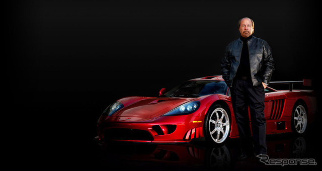 サリーン社のスティーブ・サリーンCEOと同社のスーパーカー、S7