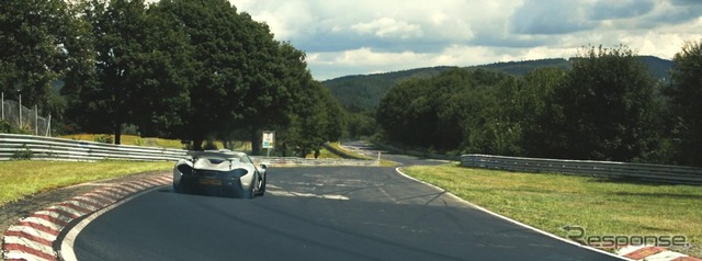 ニュルブルクリンク北コースを走行するマクラーレン P1