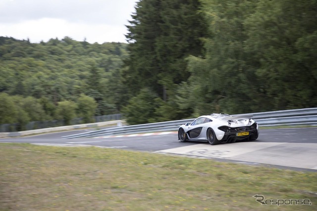 ニュルブルクリンク北コースを走行するマクラーレン P1