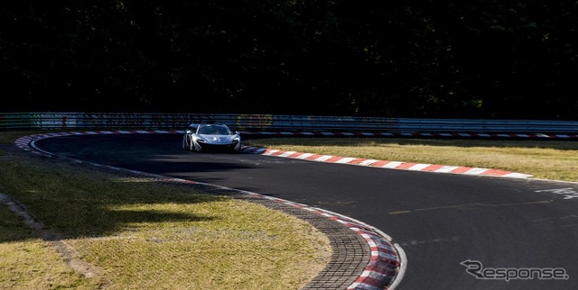 ニュルブルクリンク北コースを走行するマクラーレン P1