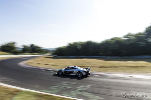 ニュルブルクリンク北コースを走行するマクラーレン P1