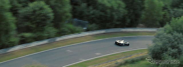 ニュルブルクリンク北コースを走行するマクラーレン P1