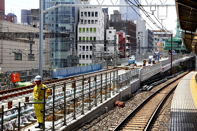 秋葉原駅のホームから東京駅方面に伸びる東北縦貫線の高架橋。この先で東北新幹線の高架上に進入し、神田駅付近は新幹線と縦貫線の二重高架となる。