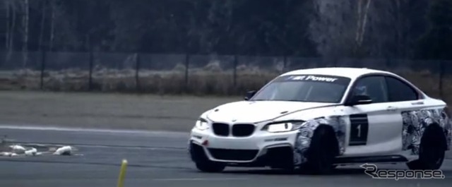 BMW M235iレーシングのテスト走行映像