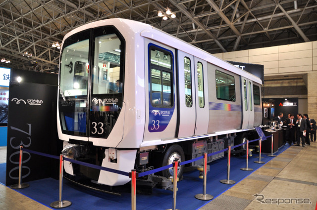 11月の「鉄道技術展」で展示された新交通ゆりかもめの7300系。前面窓ガラスを大型化して前面眺望を向上させている。