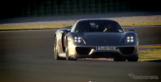 スペインのバレンシア・サーキットを走行するポルシェ918スパイダー