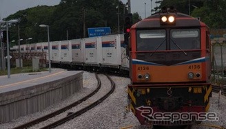 タイとマレーシアを結ぶ貨物列車。日通のコンテナを運ぶ専用列車が運行される。