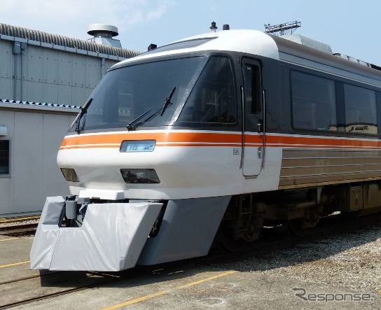 JR東海が開発した「衝撃緩和装置」。先頭車の前面下部にクッション状の器具を設置し、シカを線路の外に押しのける。