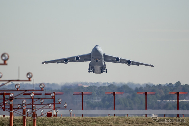 米空軍基地に空輸されるC-5Mスーパーギャラクシー