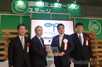 写真左からMTI五十嵐誠社長、日本郵船田中康夫常務経営委員、坂井学国土交通大臣政務官、 大島造船所岩下達郎取締役設計部長
