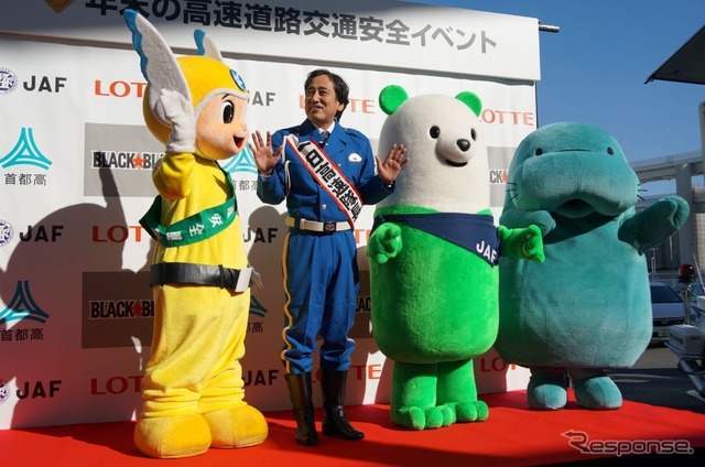 年末の交通安全を呼びかけるため、ゆるキャラ達も集まった。