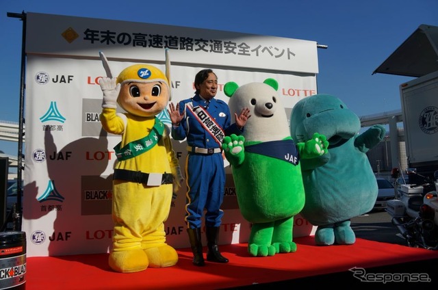 年末の交通安全を呼びかけるため、ゆるキャラ達も集まった。