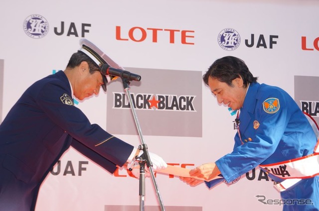 神奈川県警察高速道路交通警察隊の一日隊長に就任したルー大柴さん