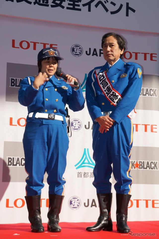 神奈川県警察高速道路交通警察隊の一日隊長に就任したルー大柴さん