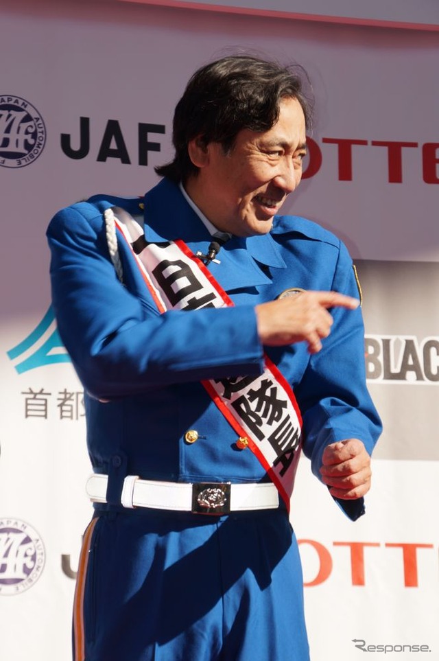 神奈川県警察高速道路交通警察隊の一日隊長に就任したルー大柴さん