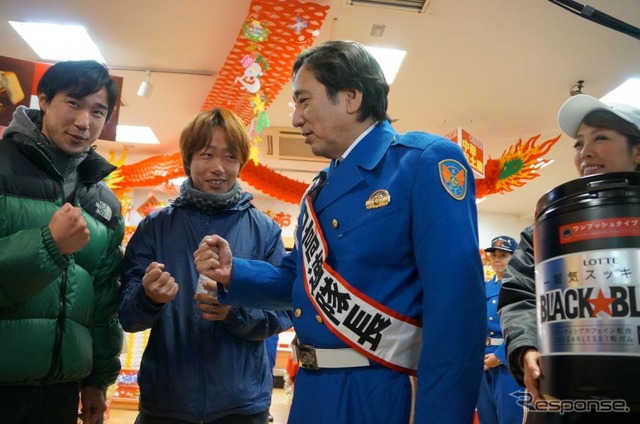 神奈川県警察高速道路交通警察隊の一日隊長に就任したルー大柴さん、眠気防止にガムを配って歩いた