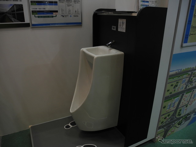 NEXCO西日本がTOTOと共同開発した手洗器一体型小便器