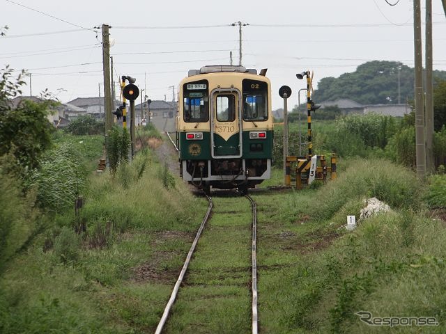 来年10月に開業予定の新駅名称が「高田の鉄橋」に決定した、ひたちなか海浜鉄道のディーゼルカーキハ3710（3710-02）。