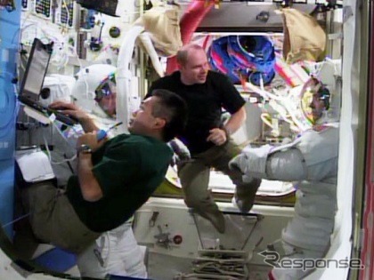 船外活動を実施する場合に備えた準備を支援する若田宇宙飛行士(出典:JAXA/NASA)