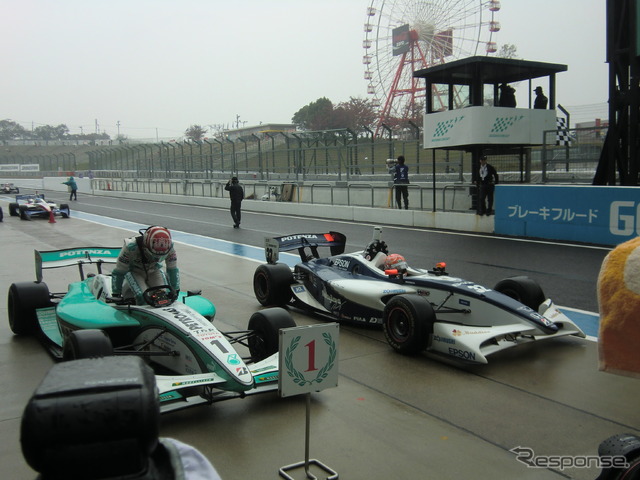 最終戦第2レース、優勝は中嶋一貴(左)、2位は小暮卓史(右)。
